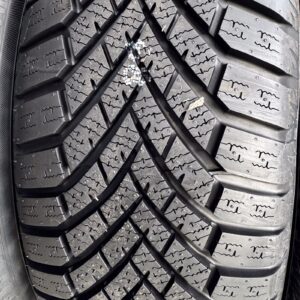 Yokohama BluEarth*Winter V906 XL 235/50 R20 104V